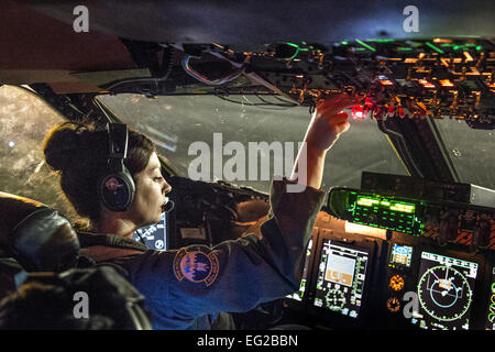 Ersten Lt. Meaghan Cosand, C-5 b Galaxy Pilot mit 312th Airlift Squadron, beginnt Motoren in Vorbereitung für den Start von Kadena Air Base, Japan, 15. August 2014. Cosand flog eine Mobilität Kanal Mission, Verschieben von hoher Priorität Fracht und Passagiere zwischen Luftbasen in den US Pacific Command Verantwortungsbereich.  Lt. Colonel Robert Couse-Baker Stockfoto