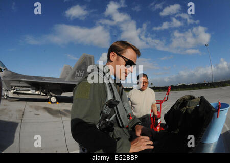 Capt Austin McIntosh, 19. Fighter Squadron f-22 Piloten und techn. Sgt. Jay Nishimura, 154. Flügel-Avionik-Spezialist, führt eine Vorflugkontrolle vor ausziehen aus gemeinsamen Basis Pearl Harbor Hickam, Hawaii 20. November 2014. Flieger aus den 154. und 15. Flügel ausgeübt schnellen Raptor Konzept, das neueste Konzept für Kämpfer Beschäftigung, die mindestens eine c-17 zu schnell bewegen, tanken und rückwärtig ein Minimum von vier f-22 s in unbekannten Umgebungen verwendet. Air National Guard Foto von Senior Airman Orlando Corpuz Stockfoto