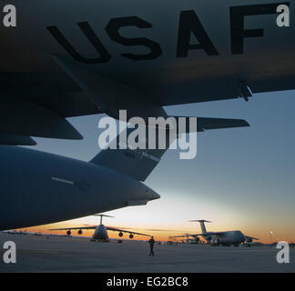 Major Kathryn Veseth führt eine preflight-Überprüfung um einen c-17 Globemaster III vor dem 13. März 2014 abheben. Veseth, zusammen mit Captain Sarah Forte und 1st Lt. Jocelyn Booker, durchgeführten Flugtraining, die Touch-geht, Angriff Landungen und Luftbetankung enthalten. Verseth ist ein Flugkapitän mit der 60. Operation Support Squadron. Forte und Booker sind c-17 Piloten mit der 21. Airlift Squadron.  Senior Airman Nicole Leidholm Stockfoto