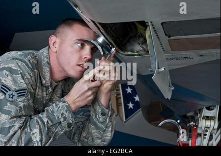 Senior Airman Michael Schena bereitet sich auf eine AIM - 120 C-Rakete auf eine f-15 Eagle Freitag, 15. Februar 2013, am Nellis Air Force Base, Nevada Waffen laden Lader viele Pflichten einschließlich beladen haben, entladen, Positionierung und Munition vorbereiten. Schena ist ein Waffen-Last-Crew-Mitglied der 57. Wartung Gruppe zugewiesen. Senior Airman Matthew Lancaster Stockfoto