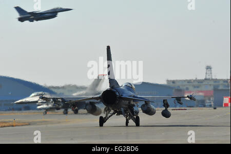 Eine Gruppe von f-16 Fighting Falcons taxi über den Laufsteg, wie sie für die Bereitstellung 8. April 2014, Misawa Air Base, Japan vorzubereiten. Piloten aus der 13. Jagdstaffel werden Kampfkommandanten während ihres Einsatzes unterstützen.  Senior Airman Jose L. Hernandez-Domitilo Stockfoto