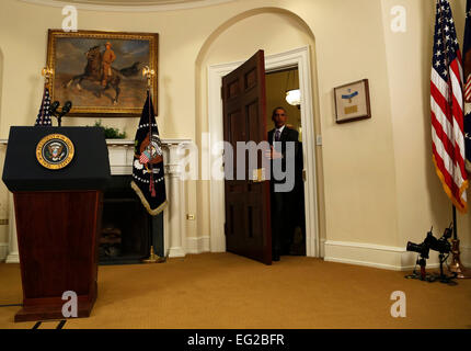US-Präsident Barack Obama tritt in der Roosevelt-Raum, eine Aussage über die Gesetzgebung zu liefern schickte er an den Kongress zur Autorisierung der Anwendung militärischer Gewalt (AUMF) gegen ISIL im Roosevelt Room des weißen Hauses in Washington, DC am 11. Februar 2015. Bildnachweis: Aude Guerrucci/Pool über CNP Stockfoto