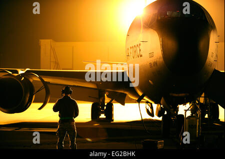 Ein Flieger aus der 22. Aircraft Maintenance Squadron-Monitore eine Boeing KC-135 Stratotanker während eines Motors überprüfen 31. März 2014, McConnell Air Force Base, kan Wartung Flieger arbeiten rund um die Uhr um Mission einsatzbereite Flugzeuge für Mobilität Operationen 24/7.  Airman 1st Class Victor J. Caputo Stockfoto