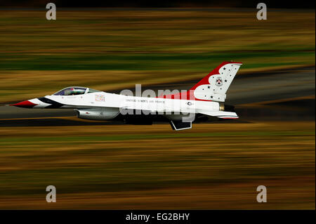 Capt Blaine Jones, Thunderbird 6 Opposing Solo-Pilot zieht während der Joint Base Lewis-McChord Air Expo, 22. Juli 2012.  Staff Sgt Larry E. Reid Jr. Stockfoto