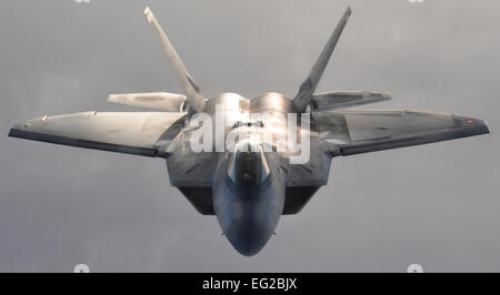 Eine f-22 Raptor der 3. Flügel zugeordnet und geflogen von einem Reserve-Piloten, der 302. Jagdstaffel zugewiesen fliegt über Alaska Gelände nach Betankung Jan. 5. 477th FG veranstaltete seinen Erstflug der bürgerlichen Führer für Gemeindeleiter, die Reserve f-22-Mission aus nächster Nähe zu sehen. US Air Force Reserve/techn. Sgt. Dana Rosso Stockfoto