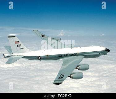 RC-135U geschickt zu bekämpfen und RC-135V/W Rivet Joint Hauptfunktion: RC-135U Ñ elektronische Recon-Naissance und Überwachung; RC-135V/W Ñ Recon-Naissance. Geschwindigkeit: RC-135U 403 mph; RC-135V/W 500 mph. Maße: RC-135U Spannweite 131 ft 5 in.; Länge 140 ft. 1 in.; Höhe 41 ft. 8 in.; RC-135V/W Spannweite 131 ft.; Länge 135 ft.; Höhe 42 ft. Reichweite: 4.000 Meilen Rekordversuch. Besatzung: Bis zu 27. Stockfoto