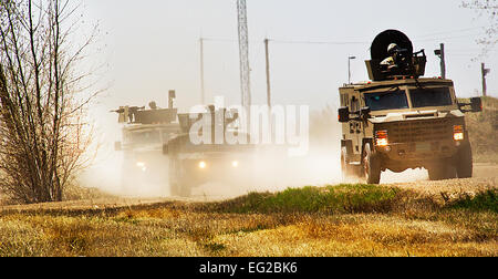 Mitglieder des 791st Rakete Sicherheit zwingt Geschwader Konvoi Reaktionskräfte und 91. Security Support Squadron taktische Reaktion Kraft reagieren auf Gegenkräfte bei einer Rückeroberung, Erholung Übung 15. Mai 2014, Minot Air Force Base, N.D. Diese Ausbildung soll Bereitschaft zur Einführung Anlage Rückeroberung zu pflegen.  Senior Airman Bretagne Y. Auld Stockfoto