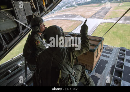 Von links nach rechts Airman 1st Class Andrew Fox und techn. Sgt. Todd Bergin, zusammenarbeiten zur 36. Airlift Squadron versetzt, Vorbereiten der Bereitstellung einer Low-Cost-, niedriger Höhe Nutzlast während einer Bereitschaft Woche Trainingsmission über Yokota Air Base, Japan, 8. Oktober 2013. Bereitschaft Woche konzentriert sich auf Yokotas professionelle Luftbrücke Mission und Entwicklung Flieger Fähigkeit, keinen Spielraum im pazifischen Raum zu unterstützen.  Osakabe Yasuo Stockfoto