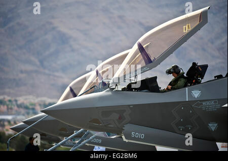 Capt Brad Matherne führt Preflight-Prüfungen innerhalb eines F-35A Lightning II vor eine Ausbildungsmission 4. April Nellis Air Force Base, Nevada Die F-35A wird in Weiterbildungsprogramme wie die US Air Force Weapons School und rote und grüne Flagge Übungen integriert werden. Matherne ist ein Pilot, der 422. Test und Auswertung Geschwader zugewiesen.  Senior Airman Brett Clashman Stockfoto