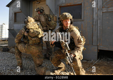 Capt Cameron Rochelle, 83. Expeditionary Rescue Squadron Bekämpfung Rettung Offizier, Uhren für potenzielle Bedrohungen, wie seine Teamkollegen Verschluss eine Tür während einer Mission Probe 26. August 2014, Bagram Airfield, Afghanistan vorzubereiten. Die Veranstaltung ermöglichte PJs, deren Verletzung zu schärfen clearing, geduldige Pflege und Egress Fähigkeiten. Luftwaffe Rettungskräfte führen durch Kampfhandlungen Such-, Rettungs- und Personal Recovery. Rochelle wird bereitgestellt von Davis-Monthan AFB, ARIZ.  Major Brandon Lingle Stockfoto