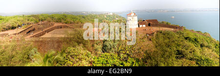 Leuchtturm in Aguada Fort, in der Nähe von Sinquerim Beach, Goa, Indien Stockfoto