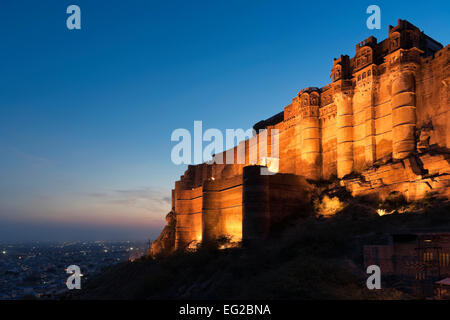 Jodhpur, Rajasthan, Indien. Mehrangarh Fort und die Stadt, abends Stockfoto