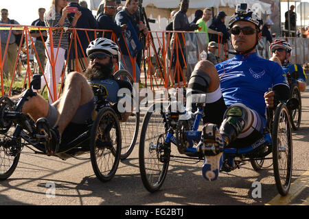 Luftwaffe Athlet Chris Aguillera, Recht, beteiligt sich an einem Radrennen während der Spiele 2014 Warrior 29. September 2014, in Fort Carson, Colorado Die Krieger Spiele bestehen aus Athleten aus dem Verteidigungsministerium, die Paralympics-Stil-Veranstaltungen für ihre jeweiligen militärischen Zweig.  Tim Chacon Stockfoto