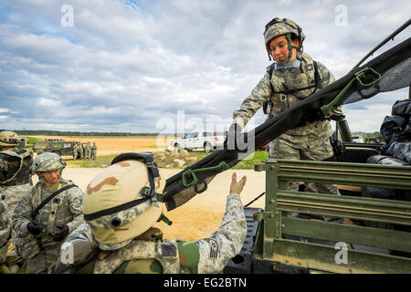 US Air Force 1st Lt. Elizabeth Harrell, klinische Krankenschwester mit der 81. Medical Group auf der MacDill Air Force Base, Frl., entlädt Ausrüstung aus einem Humvee in der Joint Readiness Training Center in Fort Polk, Louisiana, 14. März 2014. Die JRTC bietet US-Militäreinheiten und Personal mit realistischen Einsatzvorbereitenden Ausbildung Szenarien in allen Aspekten des bewaffneten Konflikts.  Master Sergeant John R. Nimmo Sr. Stockfoto