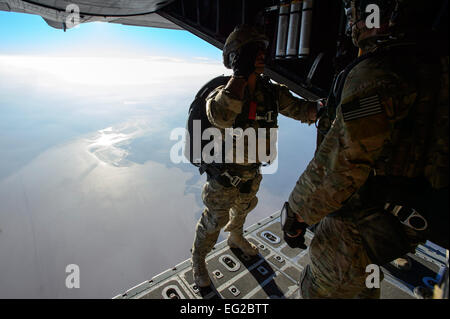 US Air Force Senior Airman Kristopher Tomes, ein Pararescueman, salutiert Capt Dan Turpin, ein Kampf gegen Rettung Offizier, sowohl mit der 82nd Expeditionary Rescue Squadron, nach seiner erneuten Eintragung und Momente vor dem Sprung von einer HC-130 in der Nähe von Camp Lemonier, Dschibuti, 19. November 2013. Airman Folianten ist aus der 308. Rescue Squadron eingesetzt und hat über 150 Sprünge durchgeführt.  Staff Sgt Staci Miller / Stockfoto