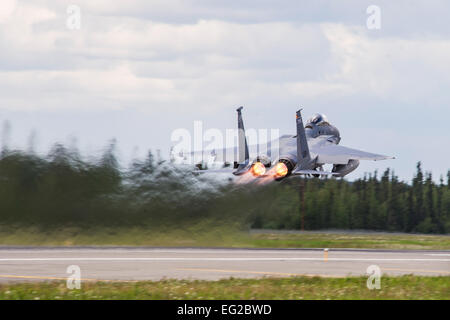 Eine f-15 Eagle zieht während rote Fahne-Alaska 14-2, 16. Juni 2014, auf Eielson Air Force Base in Alaska. Rote Fahne-Alaska ist eine Reihe von Pacific Air Forces unter der Regie von Kommandant Feld Trainingsübungen für USA und Partner Nation Kräfte, Bereitstellung kombiniert offensive gegen Luft, Verbot, Luftnahunterstützung und große Kraft Beschäftigung Ausbildung in einer simulierten Umgebung bekämpfen. Das Flugzeug ist der 159. Jagdstaffel zugeordnet, ein Teil von Florida Air National Guard ist.  Senior Airman Joshua Turner Stockfoto