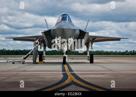 Staff Sgt Chris Hunter, 33. Aircraft Maintenance Squadron, tankt ein F-35A Lightning II, pilotiert von Generalmajor Jay Silveria, Kommandant der US Air Force Warfare Center, bei einer heißen Grube-Session während des Generals letzten qualifizierenden Flug 26. September 2014, Eglin Air Force Base, Florida Silveria wurde der erste allgemeine Offizier in das Department of Defense in der fünften Generation Kämpfer zu qualifizieren.  Samuel King Jr. Stockfoto