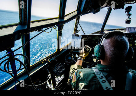 Generalmajor Richard Gunn überfliegt eine MC - 130H Combat Talon II zur Unterstützung der streunenden 59 Gedenkfeier 27. Februar 2013, Subic Bay, Philippinen. Streunende 59 war ein 1st Special Operations Squadron MC-130E Combat Talon I, die im Jahr 1981 über Subic Bucht während einer Trainingsmission, nach unten ging. Gunn ist ein Pilot, der 1st Special Operations Squadron zugewiesen. U. S. Air Force Foto/Flieger 1. Klasse Tyler Prince Stockfoto