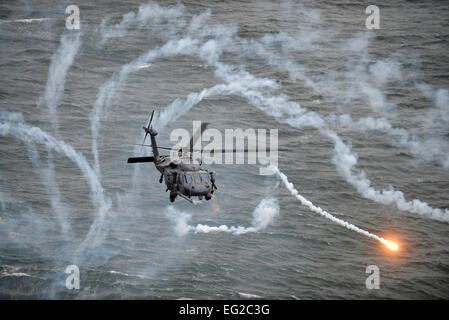 Ein HH-60 Pavehawk mit der 101. Rescue Squadron betreibt Ausbildung 25. November 2014, um Westhampton Beach, N.Y. Während dieser Zeit die Besatzung des Flugzeugs Verteidigungssysteme getestet und durchgeführt die simulierte Rettung von abgeschossenen Flieger. New York Air National Guard von Senior Airman Christopher S. Muncy Stockfoto