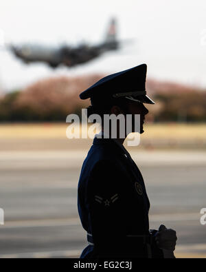 Flieger, die 1. Klasse Elizabeth Dionne wartet auf den Moment, um die Farben 31. März 2014, auf der Yokota Air Base, Japan zu präsentieren. Die Ehrengarde Yokota Air Base bietet Respekt und Anerkennung für Service-Mitglieder bei Zeremonien wie Pensionierungen, Promotions und Erinnerungsdienstleistungen. Dionne ist ein zeremonieller Gardist mit der Ehrengarde Yokota Basis.  Osakabe Yasuo Stockfoto