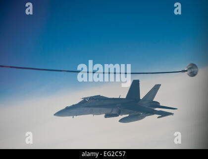 Ein Royal Australian Air Force F/A-18 von Nr. 77 Royal Australian Air Force Base Williamtown, Australien, endet der Luft Betankung über Nevada Test und Trainingsbereich während rote Fahne 14-1 mit einer US Luftwaffe KC-135 Stratotanker 92. Air Refueling Wing von Fairchild Air Force Base, Washington, 6. Februar 2014 zugewiesen. Rote Fahne ist eine Übung, gehostet bei Nellis Air Force Base, Nevada, die Flieger gibt Gelegenheit, erleben Sie realistische, stressige Kampfsituationen in einer kontrollierten Umgebung zu erhöhen Sie ihre Fähigkeit, Missionen und sicher nach Hause zurückkehren.  Flieger 1. Klasse Thomas S Stockfoto