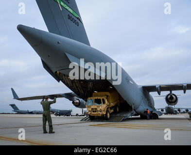 Flieger 1. Klasse Patrick Russ einen LKW, der ein Flugzeug c-17 Globemaster III 5. November 2012, zur Unterstützung der Hurrikan Sandy Hilfsmaßnahmen bei Joint Base McGuire-Dix-Lakehurst, N.J marshallt. Russ und der Rest der c-17-Mannschaft von Joint Base Lewis-McChord, Washington, war ihre dritte Mission quer durch das Land zur Unterstützung der Hilfsaktionen in nur fünf Tagen fliegen. Russ ist ein Loadmaster mit der 8. Airlift Squadron.  Staff Sgt Sean Tobin Stockfoto