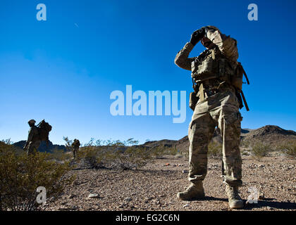 US Air Force Staff Sgt Daniel Esselstrom, nimmt 23. Bauingenieur-Geschwader explosive Ordnance Entsorgung Techniker von Moody Air Force Base in einer improvisierten Sprengkörpern Schulung 12. Dezember 2013, an Nellis AFB, Nevada  Während der zweiwöchigen EOD Counter-IED-Kurs sind Studenten in 56 Operationen getestet, die Szenarien zur Wohnungsstation simulieren und Standorten im Einsatz.  Flieger 1. Klasse Jason Couillard Stockfoto