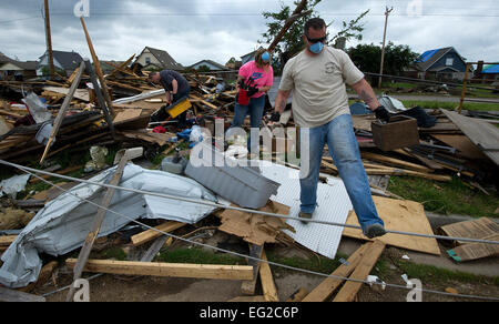 Personal Sgts. Michael Swank, Jennifer Umbach und Senior Airman Stephen Lucadello retten, Elemente aus der Heimat techn. Sgt. Rhonda Stockstill 27. Mai 2013, in Moore, Oklahoma Stockstill, deren Haus zerstört wurde im Mai 20 EF-5 Tornado, der durch Moore, Oklahoma, gerissen ist ein Chirurgie-Techniker der 72. Medical Gruppe bei Tinker Air Force Base in Oklahoma zugewiesen  Techn. Sgt. Bradley C. Church Stockfoto