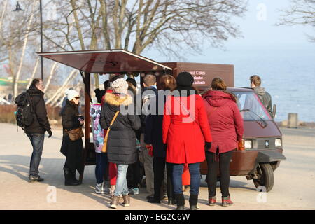 Gdynia, Polen. 14. Februar 2015. Menschen genießen das sonnige und warme Wetter zu Fuß entlang der Ostseeküste und Orlowo Pier in Gdynia Orlowo. Meteorologen vorhersagen Temperatur in der Nähe von 6 Celsius Grad während des Wochenendes. Bildnachweis: Michal Fludra/Alamy Live-Nachrichten Stockfoto