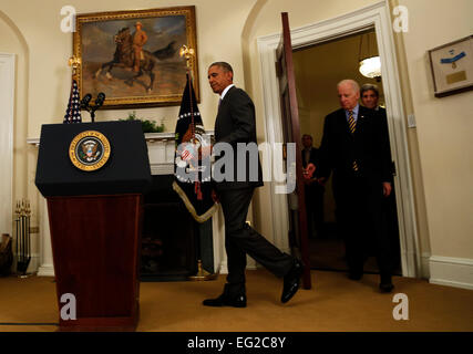 US-Präsident Barack Obama tritt in der Roosevelt-Raum, eine Aussage über die Gesetzgebung zu liefern schickte er an den Kongress, den Einsatz von militärischer Gewalt (AUMF) gegen ISIL, gefolgt von US-Vizepräsident Joe Biden und Außenminister der Staaten John Kerry, im Roosevelt Room des weißen Hauses in Washington, DC am 11. Februar 2015 zu genehmigen. Bildnachweis: Aude Guerrucci/Pool über CNP Stockfoto