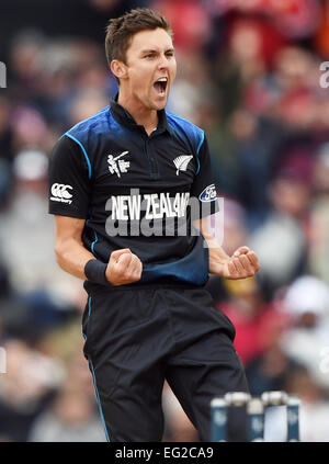 14.02.2015 Christchurch, Neuseeland.  Trent Boult feiert eine LBW-Entscheidung, Kumar Sangakkara während des ICC Cricket World Cup-Spiels zwischen Neuseeland und Sri Lanka bei Hagley Oval in Christchurch, Neuseeland zu entlassen. Samstag, 14. Februar 2015. Stockfoto