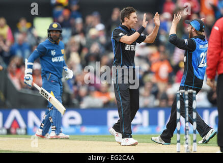 14.02.2015 Christchurch, Neuseeland.  Trent Boult feiert eine LBW-Entscheidung, Kumar Sangakkara während des ICC Cricket World Cup-Spiels zwischen Neuseeland und Sri Lanka bei Hagley Oval in Christchurch, Neuseeland zu entlassen. Samstag, 14. Februar 2015. Stockfoto