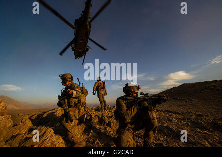 Pararescuemen mit der 83. Expeditionary Rescue Squadron sichern nach aus einem HH-60 Pave Hawk während einer Mission in Afghanistan am 7. November 2012 gesenkt.  Staff Sgt Jonathan Snyder Stockfoto