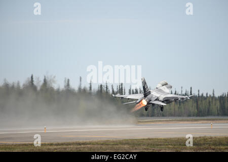 Eine f-16 Fighting Falcon zur 18. Aggressor Squadron versetzt zieht während rote Fahne Alaska 14, 13. Mai 2014, Eielson Air Force Base, Alaska. Die 18. AGR testet Besuch Einheiten Kampfkraft durch eine feindliche Kraft während der Übung.  Senior Airman Peter Reft Stockfoto