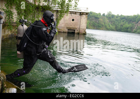 Senior Airman Chris Sanders tritt das Wasser während der Rettung Dive training 30. Mai 2013, in Stoney Cove, England. Pararescuemen ausgebildet in einer kontrollierten Umgebung, so dass sie in den Mittelpunkt ihres Lehrplans ohne gestört zu werden. Sanders ist ein Pararescueman zugeordnet, die 56. Rescue Squadron Senior Airman Lausanne Morgan Stockfoto