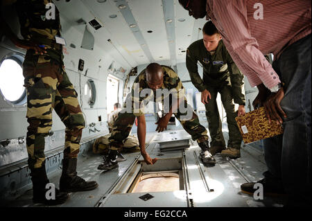 Ein Flieger von der senegalesischen Luftwaffe erklärt Staff Sgt Steven Calaway Verwendung den Mi-17 Hubschrauber, Last Ladung während der US Air Forces in Europa und Afrika Air Forces führen den afrikanischen Partnerschaft Flug 17. Juni 2014, in Dakar, Senegal Schlinge. USAFE-AFAFRICA Flieger sind im Senegal für APF, ein Programm zur Verbesserung der Kommunikation und Interoperabilität zwischen regionalen Partnern in Afrika. Die afrikanischen Partnern gehören, Senegal, Togo, Burkina Faso, Benin, Ghana, Mauretanien, Nigeria und Niger mit den USA, das Programm zu erleichtern. Calaway ist ein Loadmaster mit der 115. Luftbrücke Sq Stockfoto