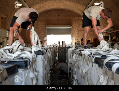 US Army Fallschirm Rigger aus der 11. Quartiermeister Co., 264th Bekämpfung Sustainment Support Battalion, 82. Sustainment Brigade Palettieren Wasser für eine humanitäre Airdrop, 6. August 2014. Die humanitäre Hilfe inklusive Mineralwasser und Essen die Vertriebenen Bürgerinnen und Bürgern in der Nähe von Sinjar, Irak geliefert wurde.  Staff Sgt Shawn Nickel Stockfoto