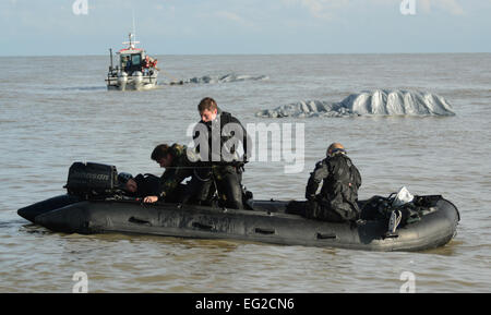 Spezielle Operationen, die Flieger aus der 321st spezielle Taktiken Squadron und der 56. Rescue Squadron laden ein Schlauchboot mit Ausrüstung, die von der MC-130J Commando II 4. November 2014, ins Wasser geworfen wurde, abseits die Küste von Ipswich, England. Die Flieger durchgeführte amphibische Operationen besondere Verfahren im Laufe der Woche. 321st STS basiert auf Royal Air Force Mildenhall und die 56. RS betreibt aus RAF Lakenheath, England.  Airman 1st Class Dillon Johnston Stockfoto