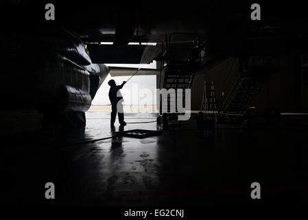 Ein Betreuer von 27. spezielle Operationen Aircraft Maintenance Squadron verwendet einen Hochdruckreiniger, Seife aus einem MC-130J Commando II 18. Dezember 2014, Cannon Air Force Base, N.M. Spülen Neben Flugzeugen zu halten helfen sauber, geplante wäscht die Korrosion des Multi-Millionen Dollar-Anlagen zu verhindern.  Airman 1st Class Shelby Kay Fantozzi für weitere tolle Luftwaffe Fotos, besuchen Sie unsere Facebook-Seite: www.facebook.com/usairforce https://www.facebook.com/USairforce. Stockfoto