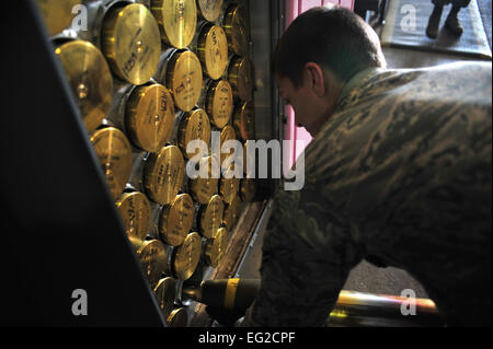 Ein Betreuer mit der 27. Special Operations Maintenance Squadron stellt eine 105 Millimeter Munition Runde in einem Vorratsbehälter 18. Dezember 2014 in Cannon Air Force Base, N.M. Munition Spezialisten pflegen und überholen Munition, Munition, Ausrüstung und Munition Wartung und Lagerung Abfertigungsanlagen.  Senior Airman Eboni Reece für weitere tolle Luftwaffe Fotos, besuchen Sie unsere Facebook-Seite: www.facebook.com/usairforce https://www.facebook.com/USairforce. Stockfoto