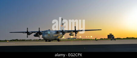 Ein c-130 Hercules aus der 182. Airlift Wing beruht auf der Flightline bei Sonnenaufgang 8. Oktober 2014, in Peoria, Illinois Das Illinois Air National Guard Gerät fliegt c-130 s seit 1995.  Staff Sgt Lealan Buehrer Stockfoto