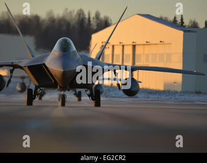 Aktiven Dienst und Reserve f-22 Raptor Piloten aus dem 90. Fighter Squadron und 302. FS kehrte nach einer Bereitstellung von Andersen Air Force Base, Guam, 30. November 2012. Die f-22 s unterstützten Pacific Command Theater Sicherheitspaket.  Techn. Sgt. Dana Rosso Stockfoto