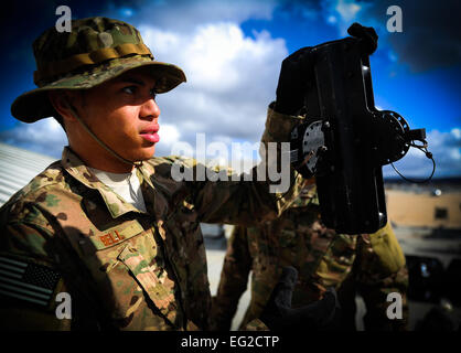 Senior Airman Jevon Bell, 1st Special Operations Kommunikation Squadron taktische Kommunikation Techniker baut eine Antenne in der Vorbereitung für die Carbonite Archer-Übung am Marine Corp Air Station, Calif., 1. November 2014. Carbonite Archer ist das vierte Quartal Notfall Einsatz Bereitschaft Übung für die 1st Special Operations Wing. Der Schwerpunkt liegt auf unsere Fähigkeit, Flugzeuge und Personal bereitstellen ausüben und Stand-up-kriegerischen Fähigkeit überall auf der Welt. Senior Airman Christopher Callaway Stockfoto