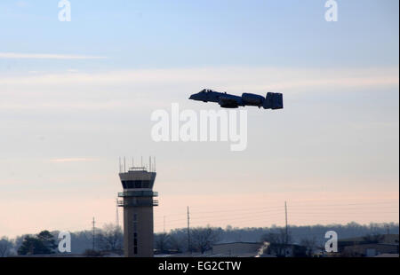 US Air Force Lieutenant Colonel John Gonzales nimmt in den Himmel 11. Februar 2014, bei Ebbe Air National Guard Base, Arche Gonzales Schweif Nr. 649, eine A - 10 C Thunderbolt II an Moody Air Force Base, Georgia, als Teil der 188th Kämpfer-Flügel-Konvertierung von einer a-10-Mission, ein Flugzeug aus der Ferne gesteuert, Intelligenz und targeting Mission geliefert. Gonzales ist ein 23. Operations Support Staffelkapitän.  Senior Airman John Hillier Stockfoto