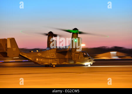 Ein US-Air Force CV-22 Osprey Tiltrotor Flugzeug hebt ab in Hurlburt Field, Florida, 3. Mai 2014, während Smaragd Krieger 14. Smaragd Warrior ist eine U.S. Special Operations Command geförderte zweiwöchigen Gelenk/kombinierter taktische Übung sollen realistische militärische Ausbildung in einem städtischen Umfeld zu bieten.  Airman 1st Class Jasmonet Jackson Stockfoto