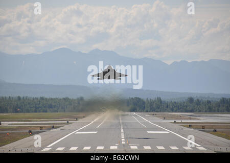 Eine f-22 Raptor zieht nach 13. Juli 2013, auf gemeinsame Basis Elmendorf-Richardson, Alaska wird heiß-Grube betankt werden. Die Raptors wurden von Reserve-Piloten der 302. Jagdstaffel während der 477th Fighter Group monatliche Trainingswochenende zugewiesen geflogen. US Airforce von techn. Sgt. Dana Rosso Stockfoto