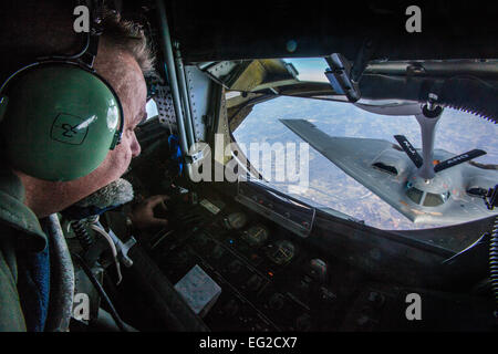 Master Sgt. Marshall N. Rice Jr., 108. Flügel boom Operator, New Jersey Air National Guard, einen b-2 Spirit Bomber 2. April 2014 tankt. Die Luft-Betankung-Mission vorgesehen 25 Air Force ROTC jüngstere Söhne aus Distanz 750, St.-Josephs Universität, Philadelphia, PA., die Möglichkeit, die Mission als Bestandteil der 108. Flügel Orientierung Flugprogramm zu beobachten. Die Orientierung Flugangebote der Kadetten Gelegenheit zu beobachten, die Piloten und Flugpersonal, die ihre Arbeit in einer realen Umgebung zu erledigen. Die b-2 Spirit, ist Teil der Air Force Global Strike Command ist ein Mehrzweck-Bomber in der Lage, deliverin Stockfoto