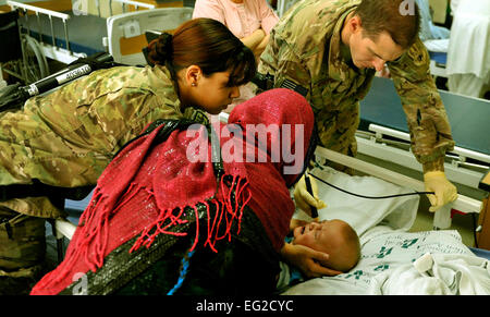 Major Marcus Neuffer, Augenarzt und seine Techniker Airman 1st Class Chellbie Gonzales führen eine Ultraschalluntersuchung auf dem linken Auge eines 12-Monate-alten Jungen 7. Juli 2013, in der koreanischen Klinik in Bagram Airfield, Afghanistan. Neuffer ist derzeit der einzige Arzt in Bagram, der Augen operieren qualifiziert ist. Neuffer und Gonzales sind mit dem 455. Expeditionary Medical Group.  Staff Sgt Stephenie Wade Stockfoto