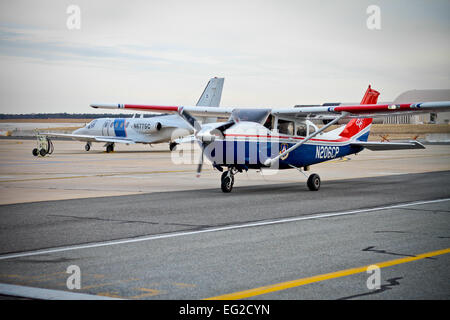 Ein Flugzeug der Civil Air Patrol taxis am Atlantic City Air National Guard Base, N.J. am 28. Januar vor dem abfangen zu Übungszwecken in Vorbereitung für Super Bowl XLVIII. Der Civil Air Patrol spielte die Rolle eines eigensinnigen Flugzeugs während des Trainings. Mittel der US-Luftwaffe werden in einem gemeinsamen Team mit FBI, Zoll und Grenzschutz, Civil Air Patrol und der FAA bieten optimale Sicherheit für den Super Bowl in der Luft am Spieltag.   Techn. Sgt. Matt Hecht Stockfoto