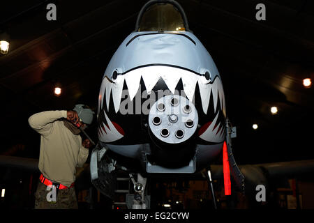 US Air Force Senior Airman Craig Irvine, 455. Expeditionary Wartung Geschwader a-10 Thunderbolt II Blech Techniker, schleift sich Metall auf eine a-10 Thunderbolt II in Bagram Airfield, Afghanistan, 30. Dezember 2013. Die a-10 Thunderbolt II bietet nahe Luftunterstützung für die Truppen auf dem Boden. Irvine wird bereitgestellt von 23. Equipment Maintenance Squadron Moody Air Force Base, Georgia, und ist ein Eingeborener von Lake Charles, Louisiana  Senior Airman Kayla Newman Stockfoto